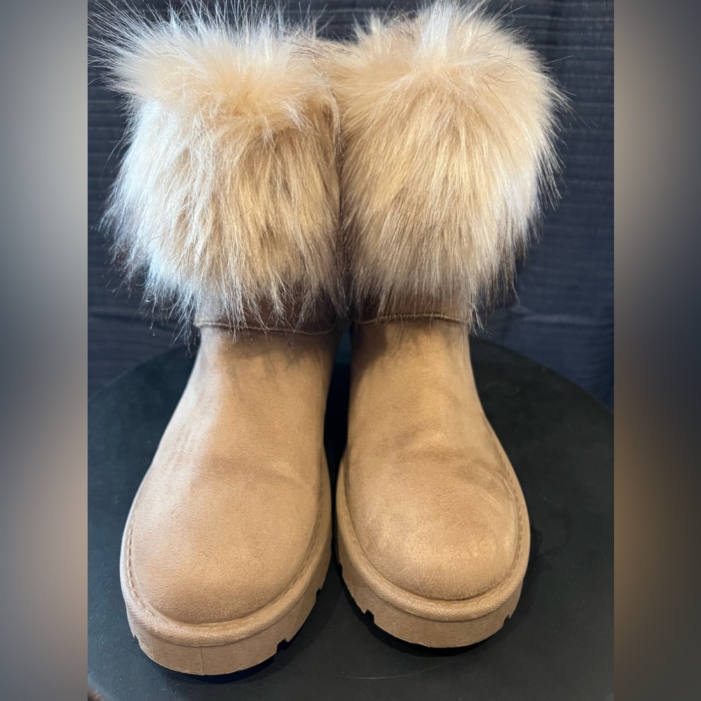 Size 10 Dirty Laundry Woman’s Tan suede boots with fur
